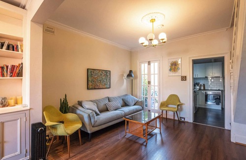 Newtown Casa | Sunny & Vibrant home in prime Newtown location