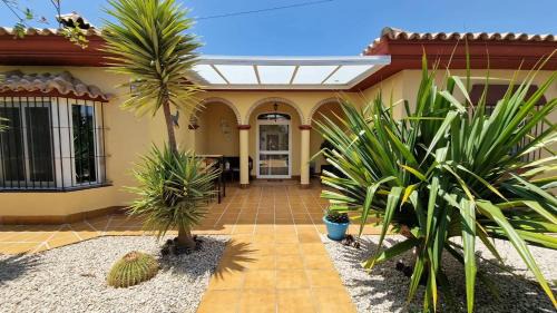 Chiclana de la Frontera Villa | Sunny villa with private pool in Chiclana de la Frontera