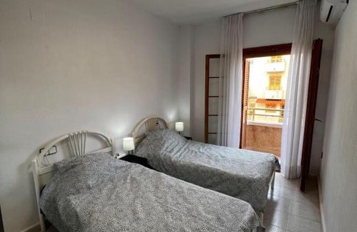 Los Arenales del Sol Casa | Sunny Villa Few Minutes Walk from beach