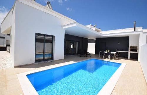 Caldas da Rainha Villa | Sunny Villa Near Óbidos w Beaches