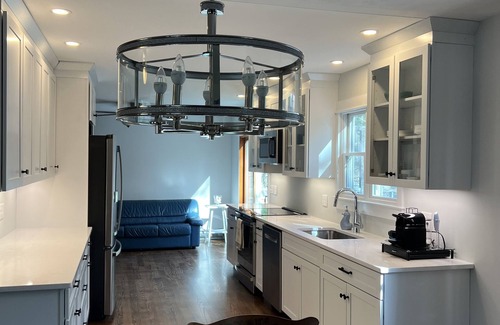 Tisbury Casa | Sunny Vineyard Getaway Close to Everything steps from sound clean and comfy