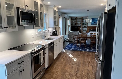 Tisbury Casa | Sunny Vineyard Getaway Close to Everything steps from sound clean and comfy