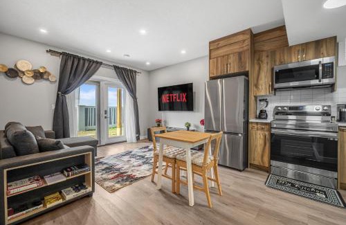 Calgary Apartamento | Sunny Walk-out Unit, Free HiSpeed Wi-Fi and Parking, Near Grocery