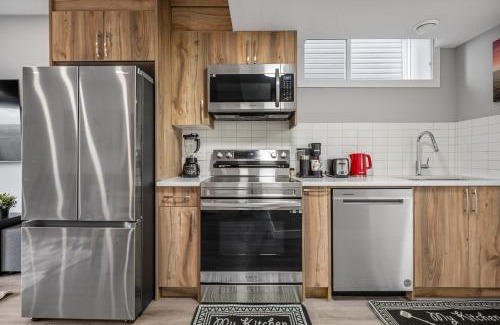 Calgary Apartamento | Sunny Walk-out Unit, Free HiSpeed Wi-Fi and Parking, Near Grocery