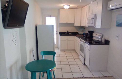 Greater Northdale Casa | Sunny warm private secure apartment