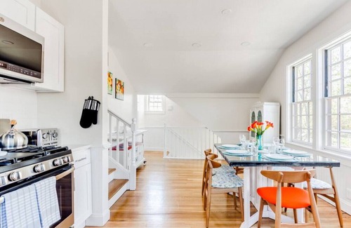 Westport Apartamento | Sunny Westport 2 BR Retreat above Historic Mill