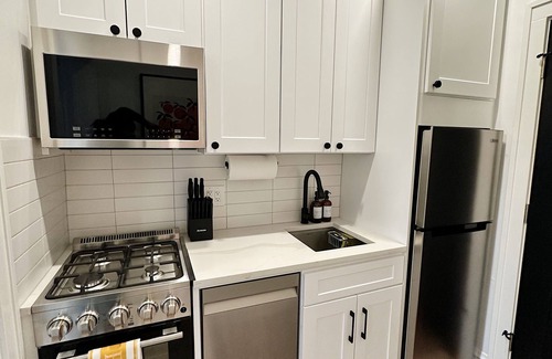 Evanston Apartamento | Sunny Work From Home Apt: Near Northwestern-Chicago-Beaches-Loyola