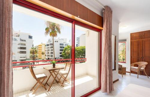 Maia Apartamento | SunnyQuarters WalktoBeach 2BR AC
