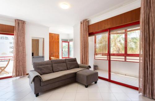 Maia Apartamento | SunnyQuarters WalktoBeach 2BR AC