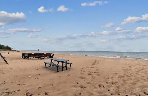 Greenbush Apartamento | Sunnyside Combined 12BR 5BA Lakefront Retreat