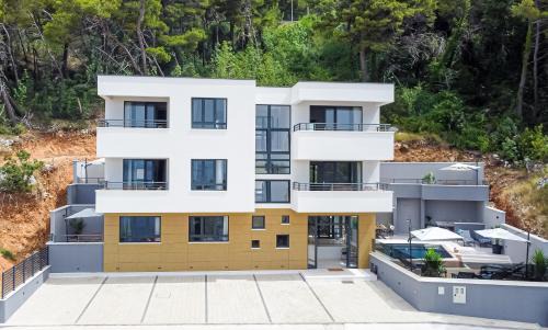 Brela Apartamento | SunnySide luxury suites with free parking and swimming pool