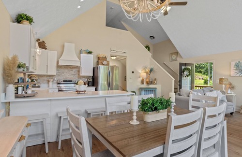 Milledgeville Casa | Sunnyside Retreat Beautiful 3 Story Lakehouse with Breathtaking Lake Views