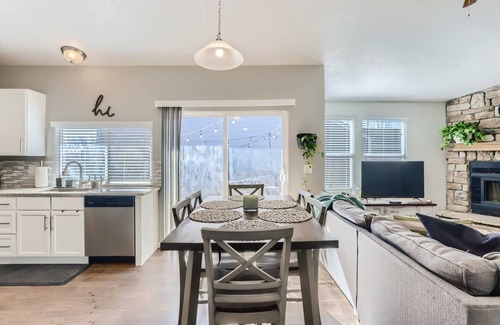 Tollgate Overlook Casa | Sunnyside Up | Beautiful Home for Large Groups Pet Friendly!