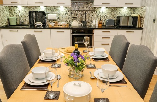 Holmfirth Cabaña | SUNNYSIDE VILLA, pet friendly, with open fire in Holmfirth