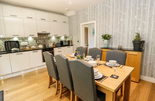 Holmfirth Cabaña | SUNNYSIDE VILLA, pet friendly, with open fire in Holmfirth