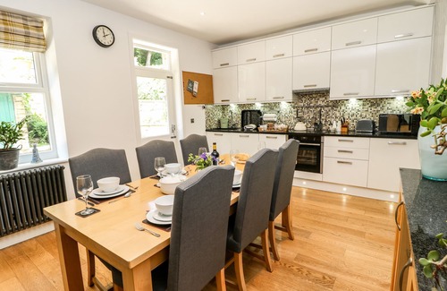 Holmfirth Cabaña | SUNNYSIDE VILLA, pet friendly, with open fire in Holmfirth