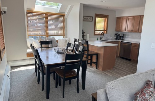 Central Vermont- Killington Condominio | SUNRISE SKI ON & OFF! Trailside unidad final de 2 pisos. Piscina, jacuzzis, gimnasio, sauna +++
