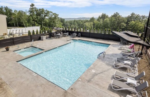 Weirs Beach Condominio | Sunrise and Lake Winni views on your private balcony!