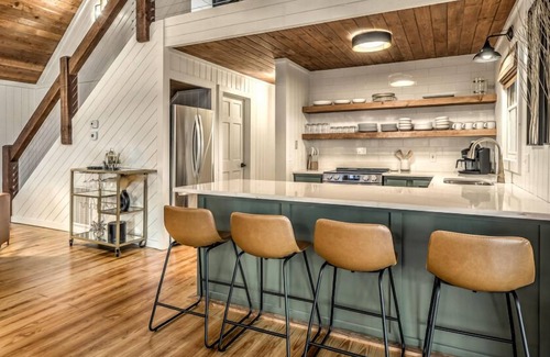 Unaka Cabina | Sunrise and Stardust - Hot Tub | Mountain Views | Screened Porch |