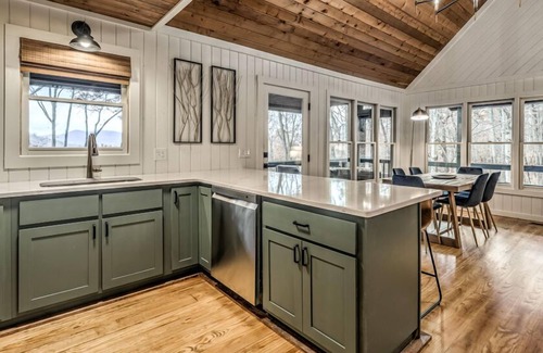 Unaka Cabina | Sunrise and Stardust - Hot Tub | Mountain Views | Screened Porch |