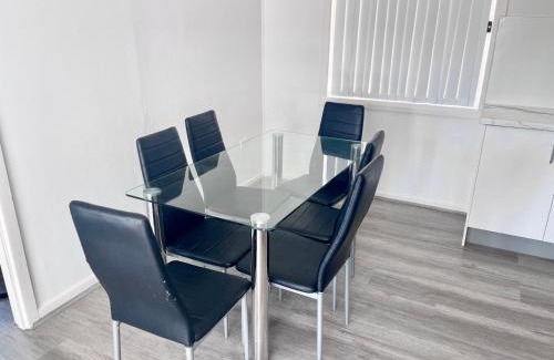 Surfers Paradise Casa | Sunrise Apt 2 - 3BR Family Stay Balcony -Pool View