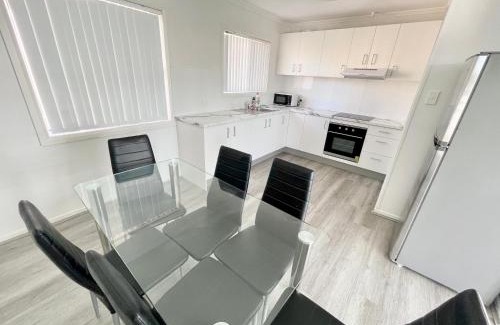 Surfers Paradise Casa | Sunrise Apt 2 - 3BR Family Stay Balcony -Pool View