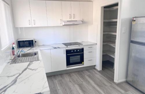 Surfers Paradise Casa | Sunrise Apt 2 - 3BR Family Stay Balcony -Pool View
