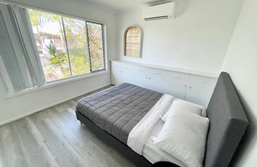 Surfers Paradise Casa | Sunrise Apt 2 - 3BR Family Stay Balcony -Pool View