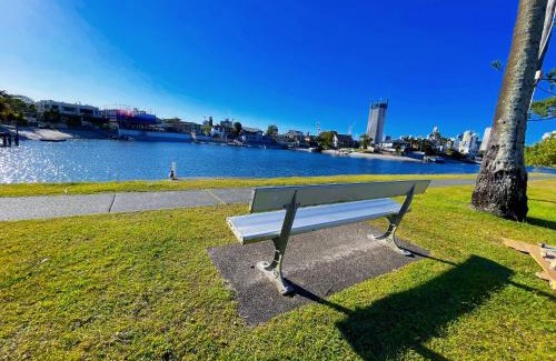Surfers Paradise Apartamento | Sunrise Apt 3 - Bright 1BR - Upstairs - Pool View