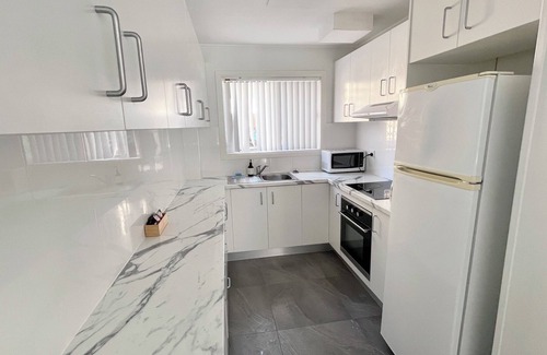 Surfers Paradise Apartamento | Sunrise Apt 5 · Renovated 2BR · Ground Floor +Pool