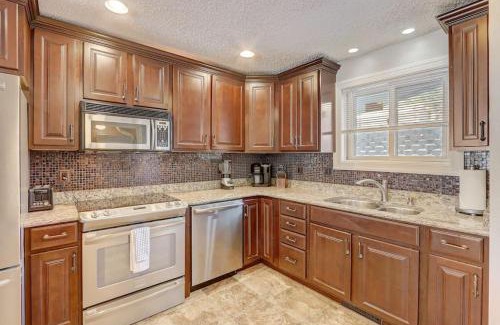Lake Delton Casa | Sunrise Beach for Family Fun and Walk to Noahs Ark