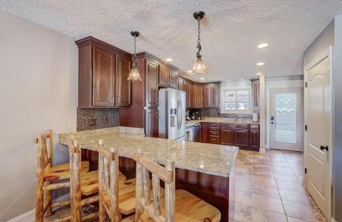 Lake Delton Casa | Sunrise Beach for Family Fun and Walk to Noahs Ark
