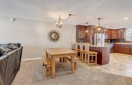 Lake Delton Casa | Sunrise Beach for Family Fun and Walk to Noahs Ark