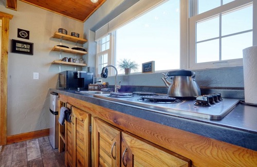 Hot Springs Cabina | Sunrise Cabin at Highland Meadows - King Bed and Views