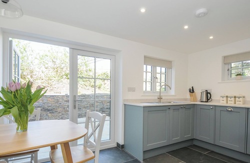 Saint Kew Cabaña | SUNRISE COTTAGE, pet friendly, with open fire in St Kew Highway