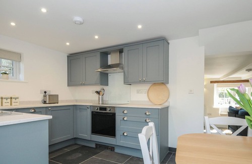 Saint Kew Cabaña | SUNRISE COTTAGE, pet friendly, with open fire in St Kew Highway