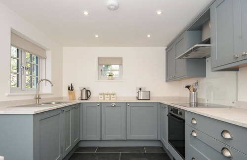 Saint Kew Cabaña | SUNRISE COTTAGE, pet friendly, with open fire in St Kew Highway