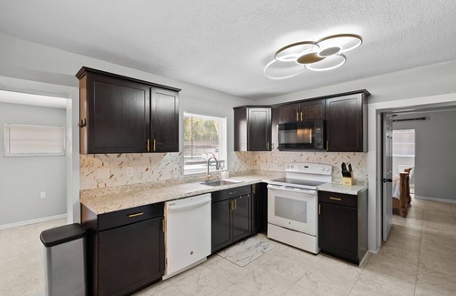 White City Casa | Sunrise Escape W/ Heated Pool and Pergola