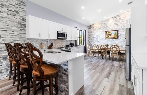 Bonita Springs Casa | Sunrise Haven: Your Retreat in Bonita Springs 6 bedrooms/5 bath, close to Gulf