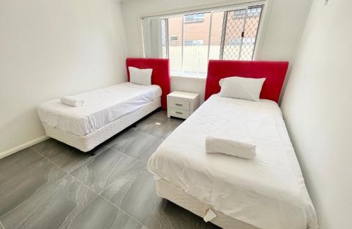 Surfers Paradise Casa | Sunrise Lodge Apt 5 - Renovated 2BR - Ground Floor and Pool