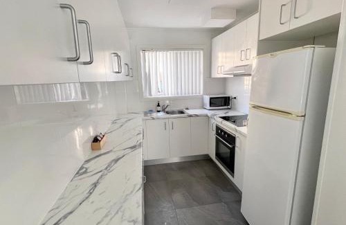 Surfers Paradise Casa | Sunrise Lodge Apt 5 - Renovated 2BR - Ground Floor and Pool