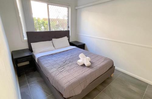 Surfers Paradise Casa | Sunrise Lodge Apt 5 - Renovated 2BR - Ground Floor and Pool