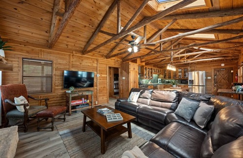 Spicewood Apartamento | NEW 'Sunrise Lodge on Lake Travis'-Lake Front, Hot Tub, 2 Cabins!