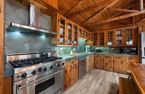 Spicewood Apartamento | NEW 'Sunrise Lodge on Lake Travis'-Lake Front, Hot Tub, 2 Cabins!