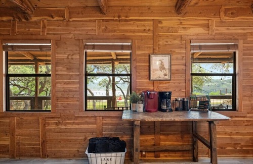 Spicewood Apartamento | NEW 'Sunrise Lodge on Lake Travis'-Lake Front, Hot Tub, 2 Cabins!