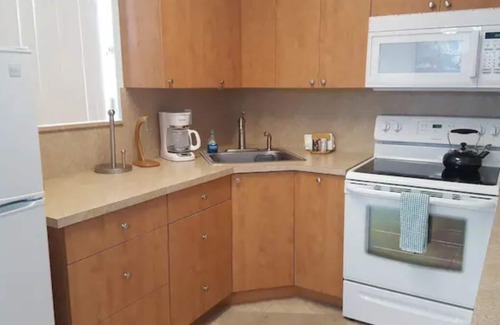Hillsboro Beach Apartamento | Sunrise Ocean Suites - Apt w/Balcony #203