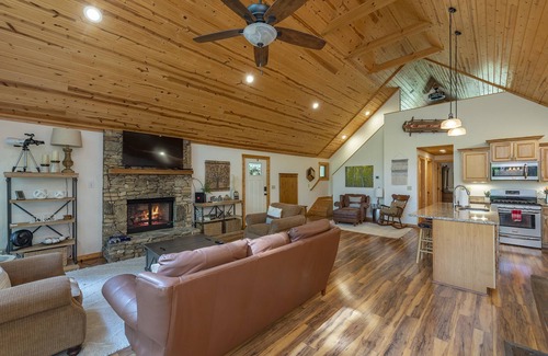 Wolf Laurel Cabina | Sunrise Retreat! Hot Tub+FirePit, Fireplace, Game Room, Resort Access, Skiing!