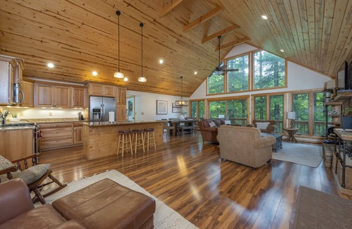 Wolf Laurel Cabina | Sunrise Retreat! Hot Tub+FirePit, Fireplace, Game Room, Resort Access, Skiing!