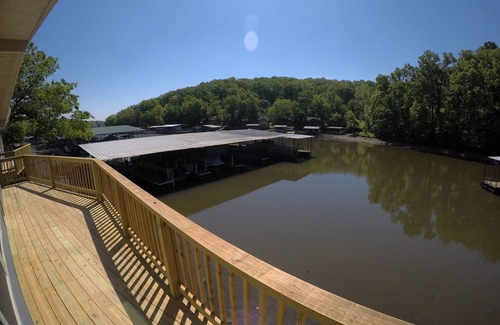 Sunrise Beach Cabina | Sunrise Shores Studio # 7 Lake Front con una piscina!