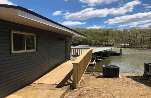 Sunrise Beach Cabina | Sunrise Shores Studio # 8 Lake Front con una piscina! + TEJIDO